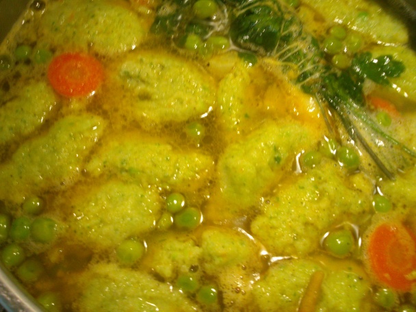 Jarná polievka s hráškovo-krupicovými haluškami (fotorecept) - obrázok 15