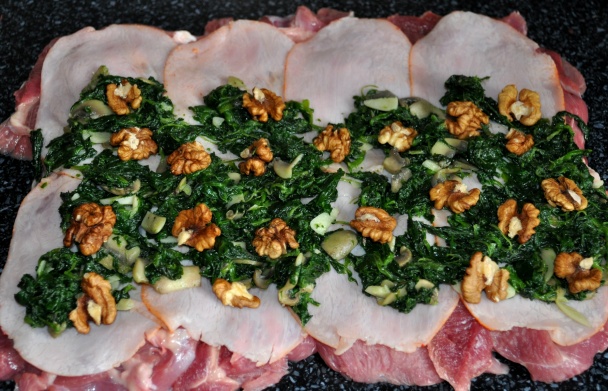 Rolované stehno so špenátom a orechmi (fotorecept) - obrázok 3