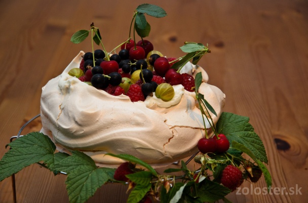 Pavlova torta zo záhradky - obrázok 4