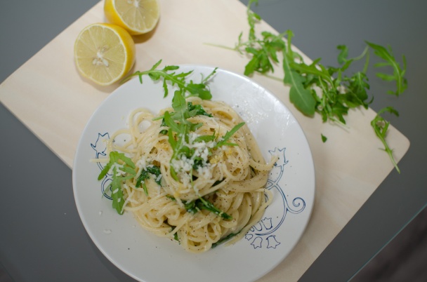 Špagety cacio e pepe s rukolou a citrónovou kôrou - obrázok 3