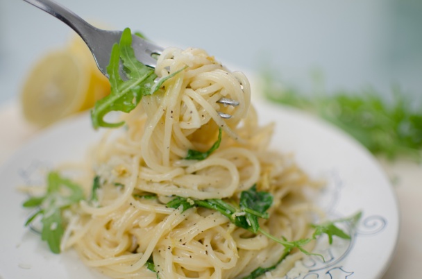 Špagety cacio e pepe s rukolou a citrónovou kôrou - obrázok 4