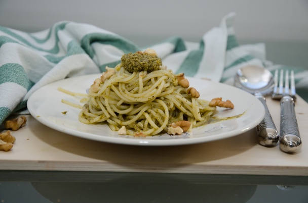 Špagety s pestom a orechami - obrázok 3