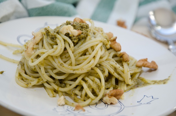 Špagety s pestom a orechami - obrázok 4