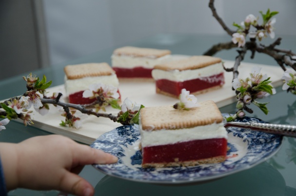 Nepečené krémové jahodové rezy - obrázok 4