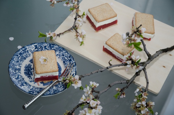 Nepečené krémové jahodové rezy - obrázok 3