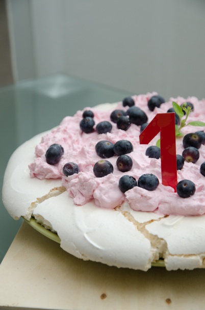 Pavlova torta s malinovým krémom - obrázok 3
