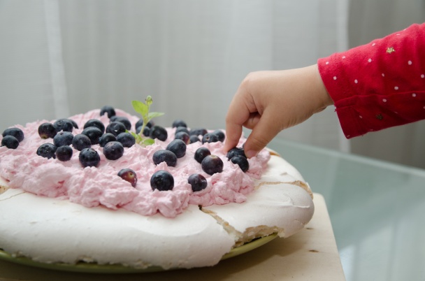 Pavlova torta s malinovým krémom - obrázok 4