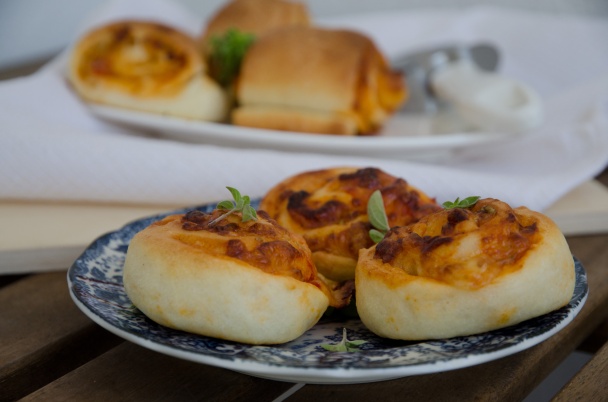 Pizzové slimáky z kysnutého cesta - obrázok 4