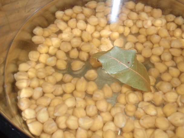 Cícerová polievka so smotanou a párkom - obrázok 1