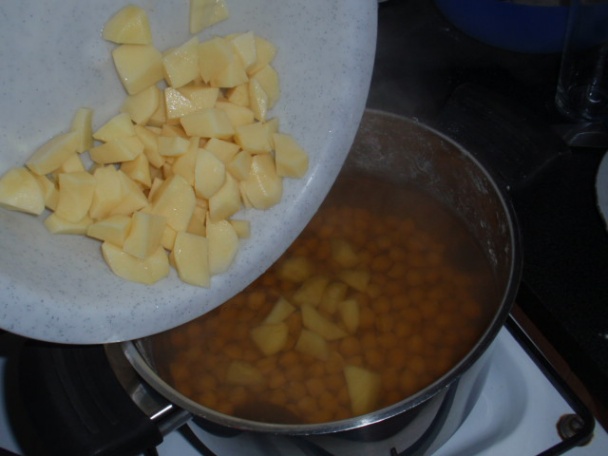 Cícerová polievka so smotanou a párkom - obrázok 2