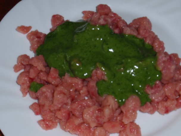 Cviklové halušky so syrovou omáčkou so špenátom - obrázok 11