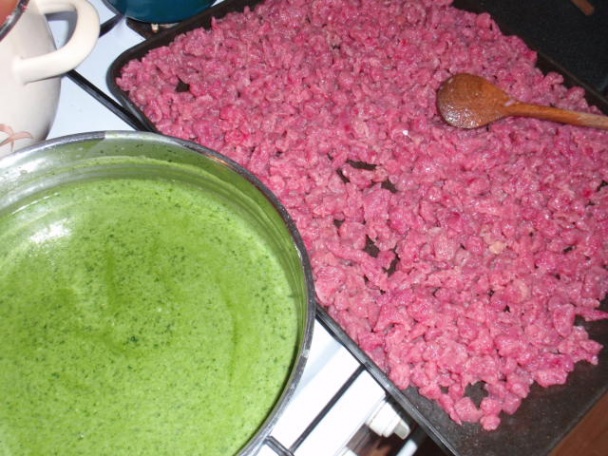 Cviklové halušky so syrovou omáčkou so špenátom - obrázok 12