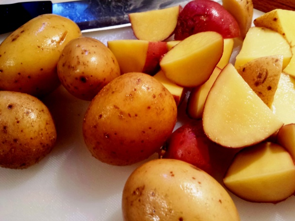 Steak z daniela s opekanými zemiakmi a cibuľovou omáčkou (fotorecept) - obrázok 1