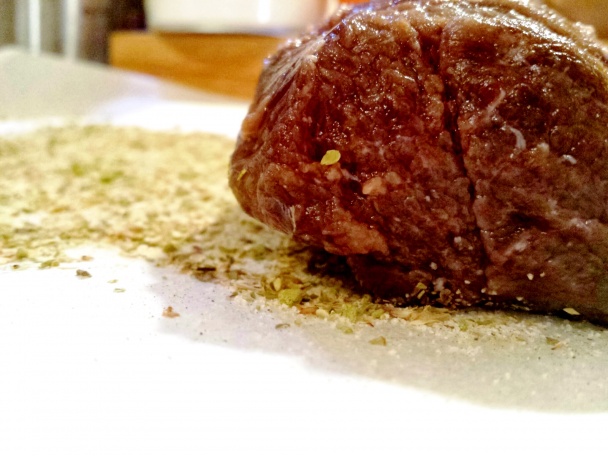 Steak z daniela s opekanými zemiakmi a cibuľovou omáčkou (fotorecept) - obrázok 2