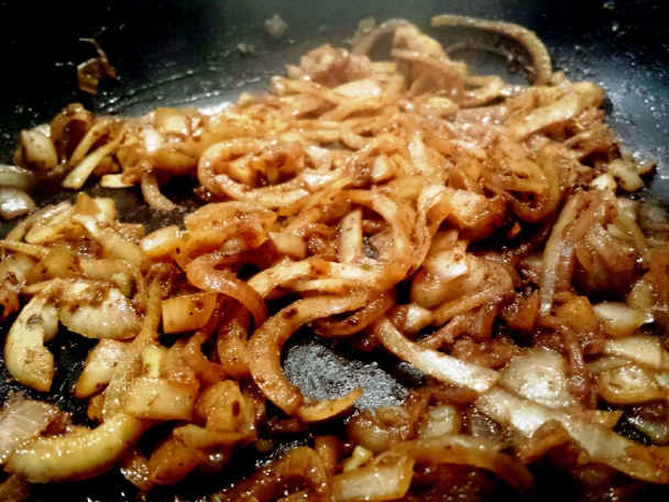 Steak z daniela s opekanými zemiakmi a cibuľovou omáčkou (fotorecept) - obrázok 7