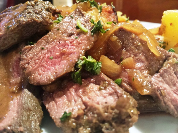 Steak z daniela s opekanými zemiakmi a cibuľovou omáčkou (fotorecept) - obrázok 9