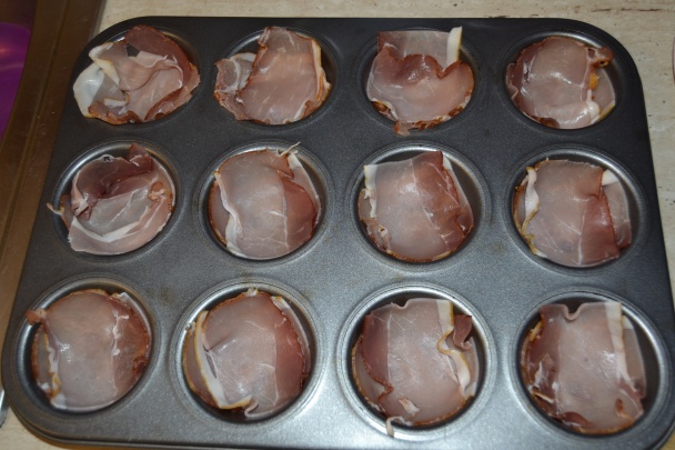 Slaninkové košíčky s paradajkou, korbáčikmi a mozzarelou (fotorecept) - obrázok 1