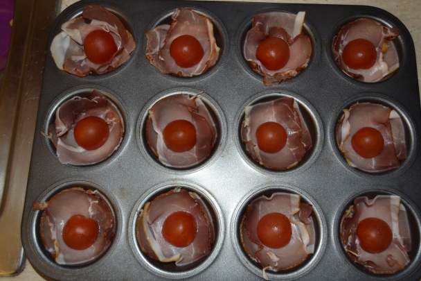 Slaninkové košíčky s paradajkou, korbáčikmi a mozzarelou (fotorecept) - obrázok 2