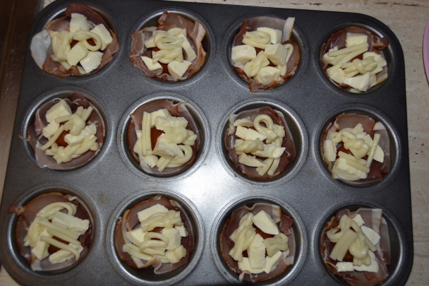 Slaninkové košíčky s paradajkou, korbáčikmi a mozzarelou (fotorecept) - obrázok 3