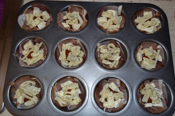 Slaninkové košíčky s paradajkou, korbáčikmi a mozzarelou (fotorecept) - obrázok 4