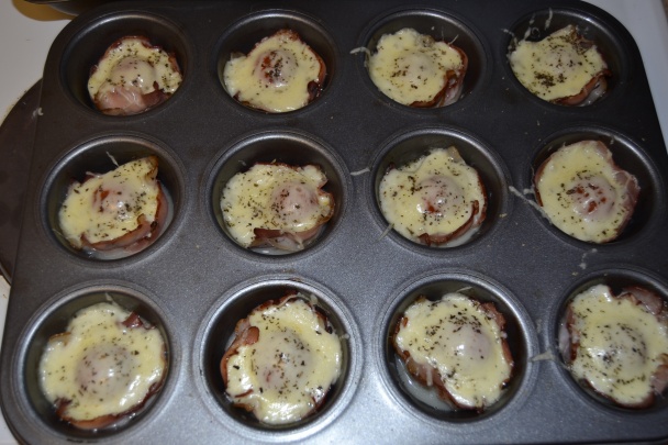 Slaninkové košíčky s paradajkou, korbáčikmi a mozzarelou (fotorecept) - obrázok 5