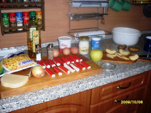 Šalát z krabých tyčiniek (fotorecept) - obrázok 1