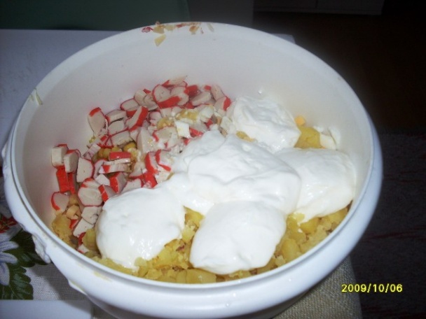 Šalát z krabých tyčiniek (fotorecept) - obrázok 2