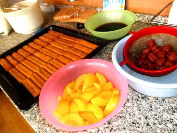 Koláč z piškót, ovocia a tvarohu (fotorecept)  - obrázok 1