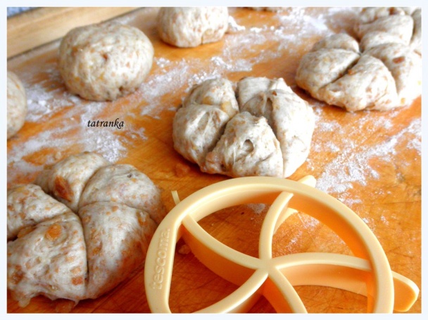 Cesnakovo-oškvarkové strapaté pečivo (fotorecept) - obrázok 10