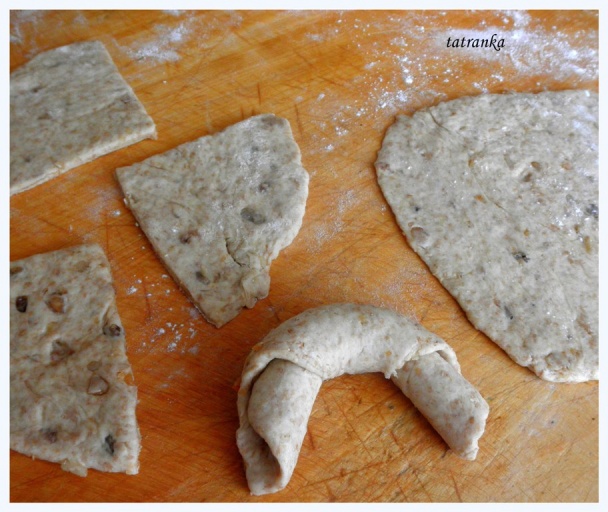 Cesnakovo-oškvarkové strapaté pečivo (fotorecept) - obrázok 11