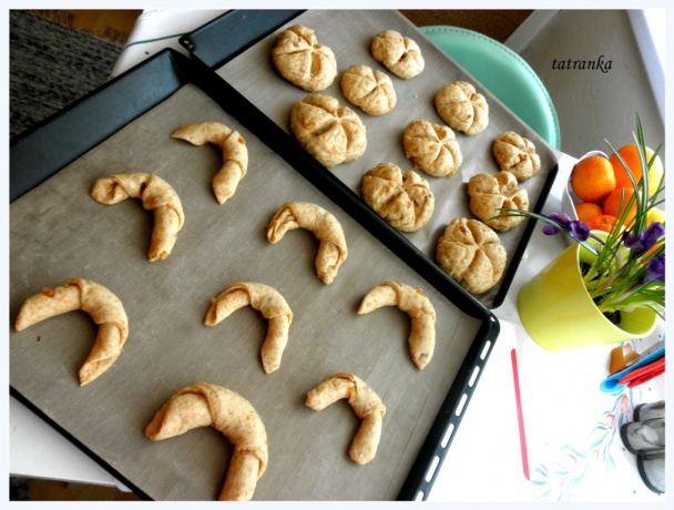 Cesnakovo-oškvarkové strapaté pečivo (fotorecept) - obrázok 12