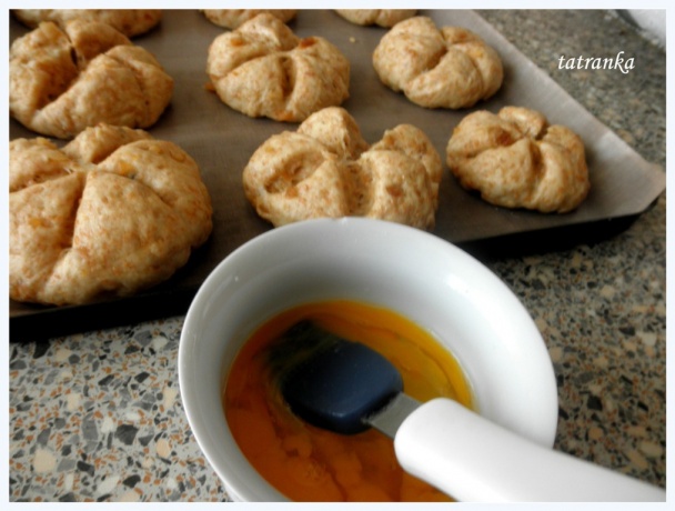 Cesnakovo-oškvarkové strapaté pečivo (fotorecept) - obrázok 13