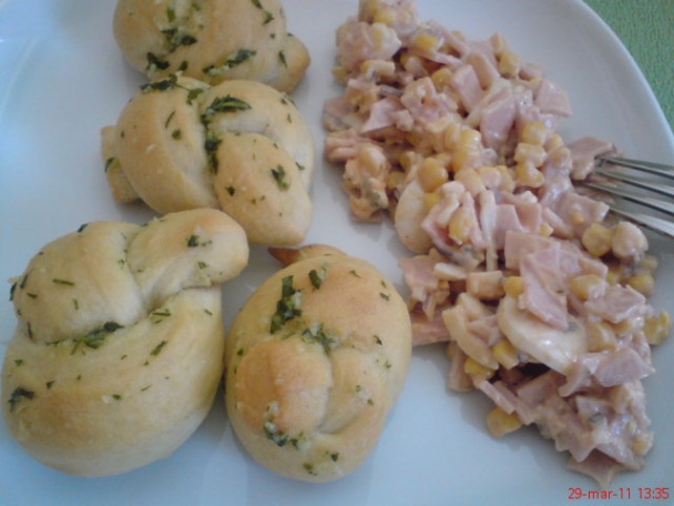 Cesnakový uzol so šunkovo-nivovým šalátom (fotorecept) - obrázok 7