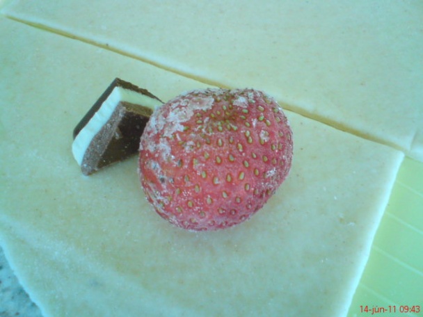 Koláčiky- muffiny s jahodami a čokoládou (fotorecept) - obrázok 2