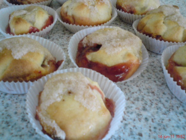 Koláčiky- muffiny s jahodami a čokoládou (fotorecept) - obrázok 5