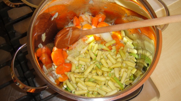 Zeleninová letná polievka s drožďovými guličkami (fotorecept) - obrázok 3