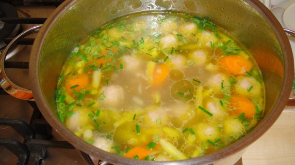 Zeleninová letná polievka s drožďovými guličkami (fotorecept) - obrázok 9