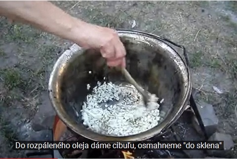 Zverinový guláš v kotlíku (videorecept) - obrázok 2