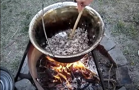 Zverinový guláš v kotlíku (videorecept) - obrázok 3