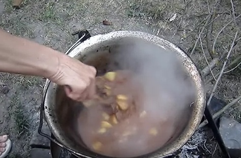 Zverinový guláš v kotlíku (videorecept) - obrázok 4