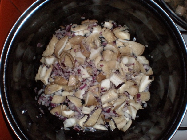 Sviečková so smotanovo syrovou omáčkou a hlivou (fotorecept) - obrázok 2