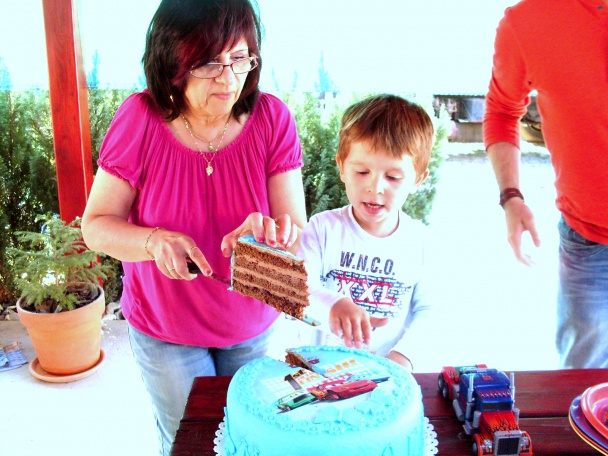 Jednoduchá narodeninová torta (fotorecept) - obrázok 17