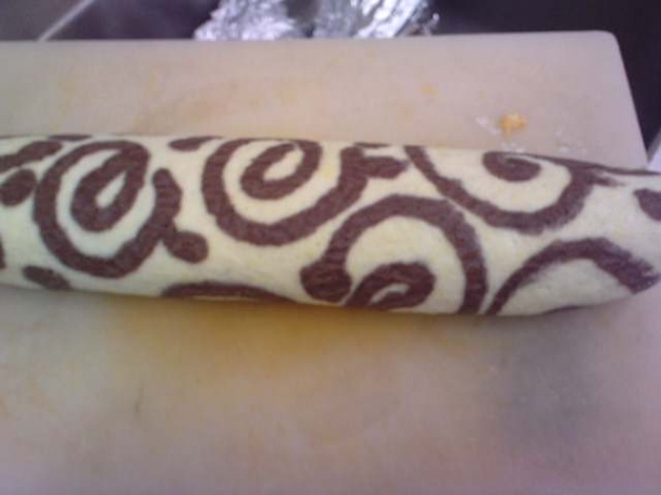 Maľovana roláda s kokosovou plnkou a čerešňami - obrázok 3