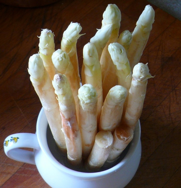 Špargľový dezert s vanilkovou ricottou, jahodami a avokádom - obrázok 1