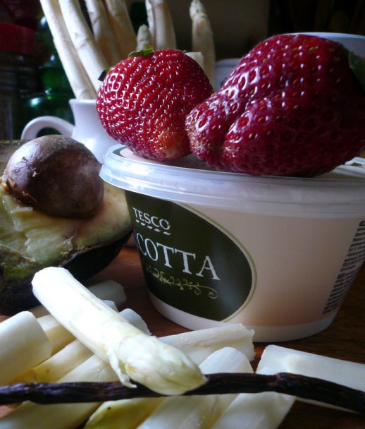 Špargľový dezert s vanilkovou ricottou, jahodami a avokádom - obrázok 2