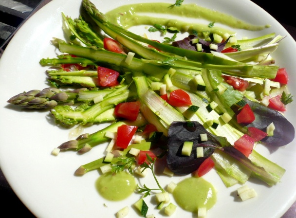 Skartovaná špargľa ako surový stužkový šalát - obrázok 5