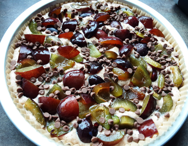 Slivkový koláč z celozrnnej múky s orieškami a čokoládou (fotorecept) - obrázok 4