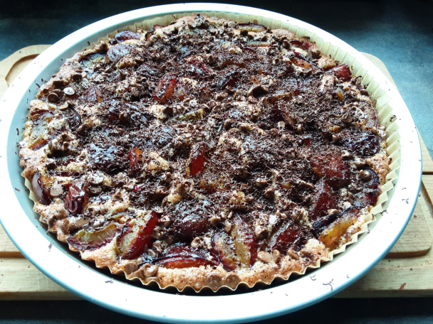 Slivkový koláč z celozrnnej múky s orieškami a čokoládou (fotorecept) - obrázok 7