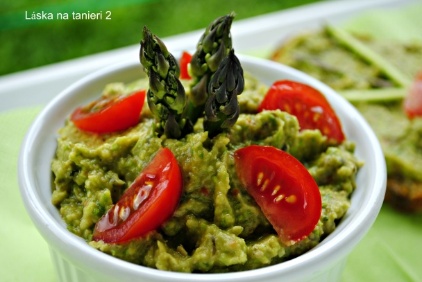 Raw špargľová nátierka s avokádom a cherry paradajkami  - obrázok 1