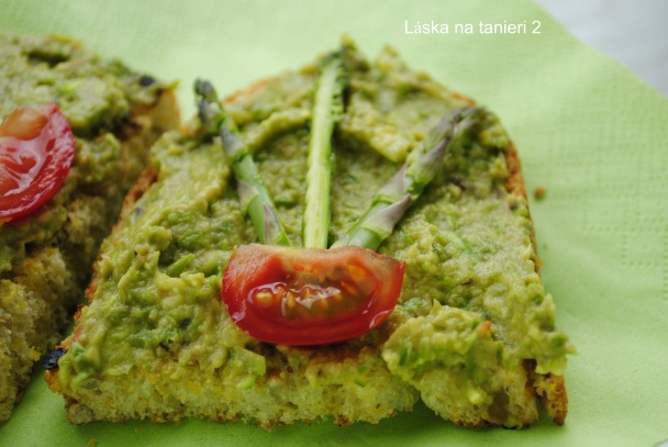 Raw špargľová nátierka s avokádom a cherry paradajkami  - obrázok 2